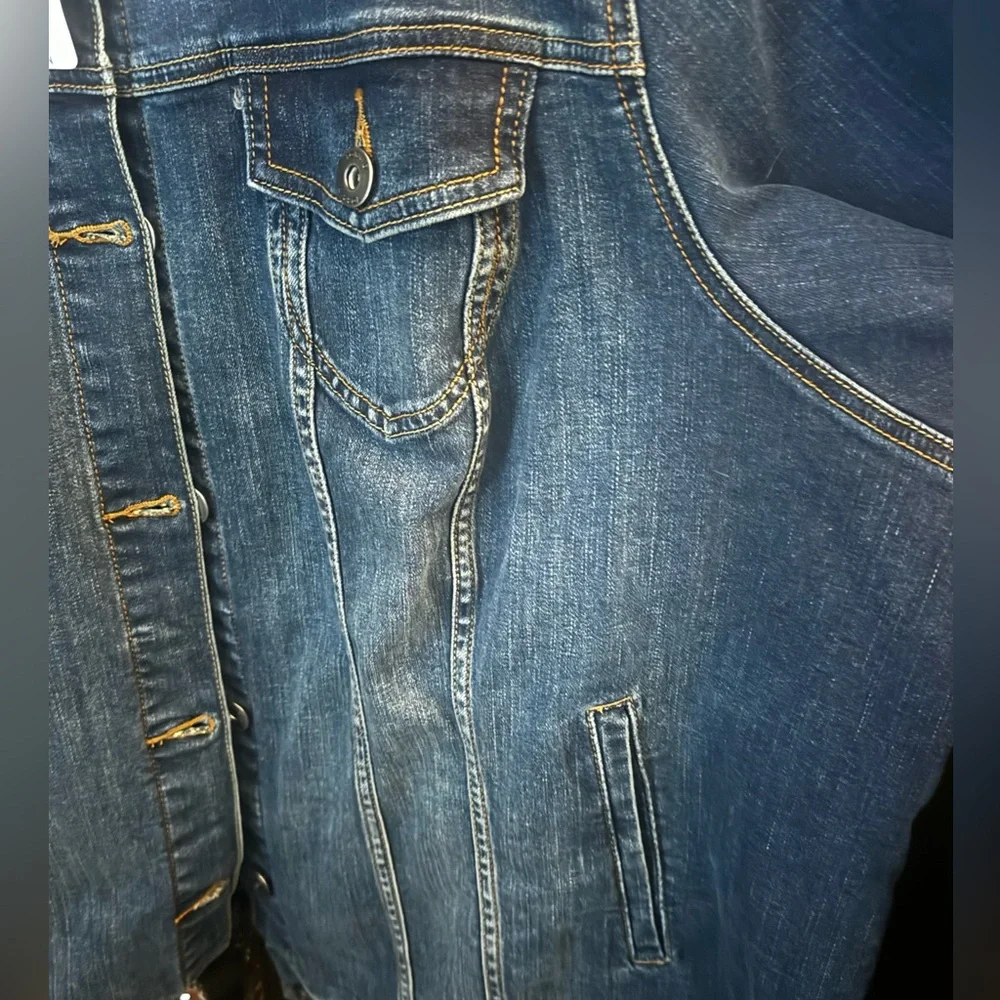 NWT Torrid Denim Trucker Jacket - Medium Wash - Picture 5 of 9